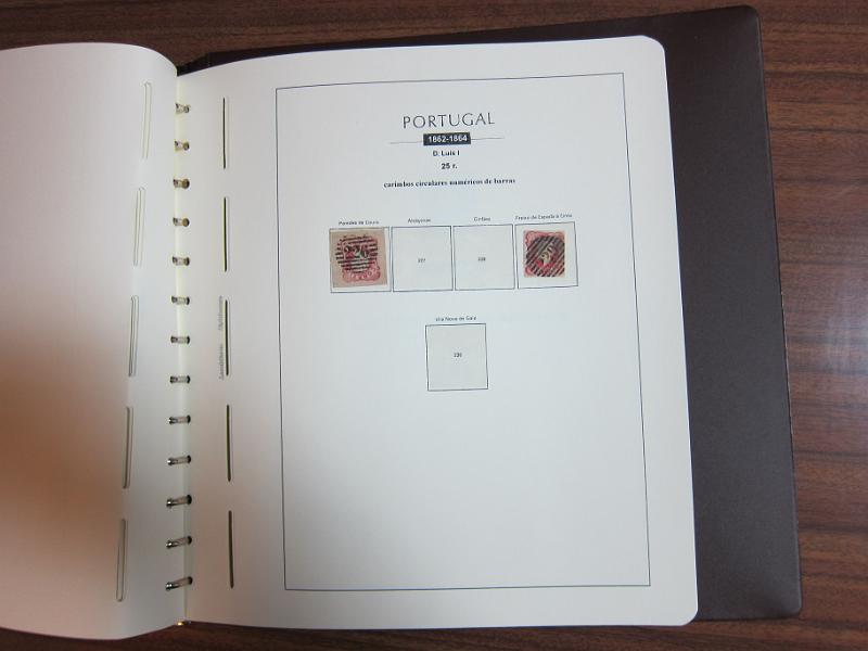 0015 (80).jpg -     Lote:    15      Marcofilia      Lotes Especiais       Descrição:      Portugal.   Colecção especializada de marcas numéricas das 1.ª e 2.ª reformas em selos de 25 reis, desde D. Maria II até D. Luís I, de frente. Lote a ver.        Lote       Valor Base:     &euro; 1.500,00     Valor Venda:     &euro; 3.000,00     